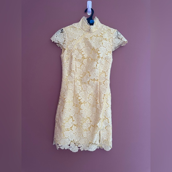 Sau Lee Rae Lace Overlay Dress with Rhinestone Button in Lemon Yellow - Picture 2 of 3